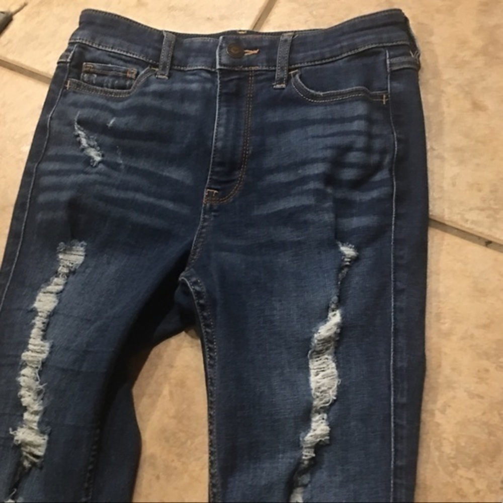 🔥Brand new Hollister jeans distressed cute!🔥